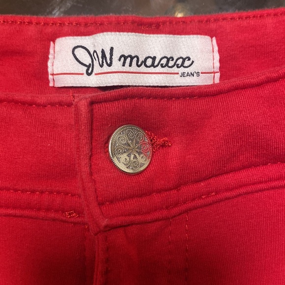 Cute red shorts ! - Picture 2 of 3